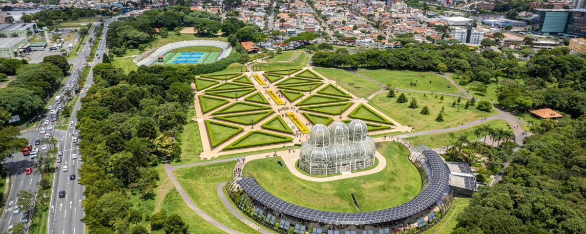 A foto é uma imagem aérea do Jardim Botânico de Curitiba, no Paraná. Curitiba é considerada uma das cidades inteligentes brasileiras.