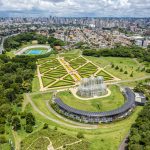 A foto é uma imagem aérea do Jardim Botânico de Curitiba, no Paraná. Curitiba é considerada uma das cidades inteligentes brasileiras.