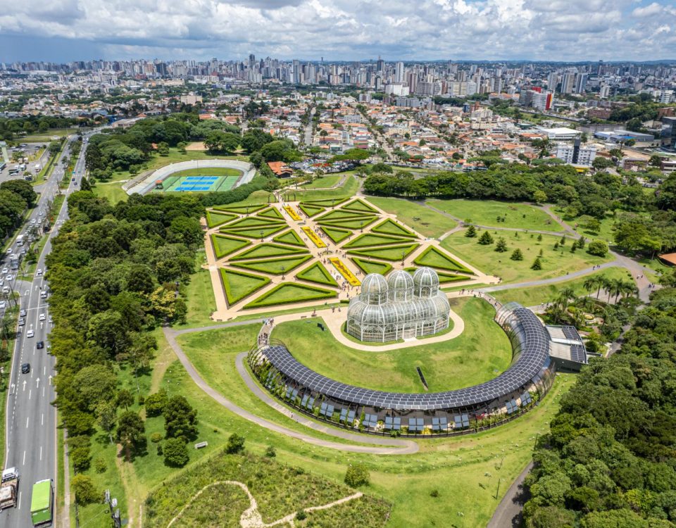 A foto é uma imagem aérea do Jardim Botânico de Curitiba, no Paraná. Curitiba é considerada uma das cidades inteligentes brasileiras.